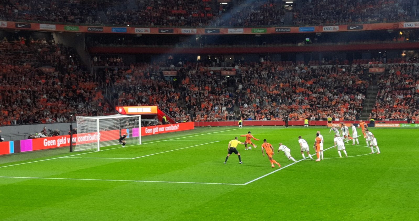 Gakpo redt Oranje met twee penalty's ondanks rode kaart Til en blessure Verbruggen