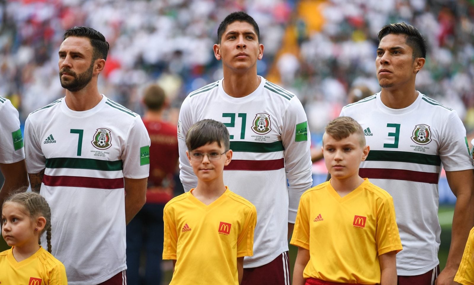 Mexico wint WK-opener van Zuid-Afrika ondanks drie rode kaarten