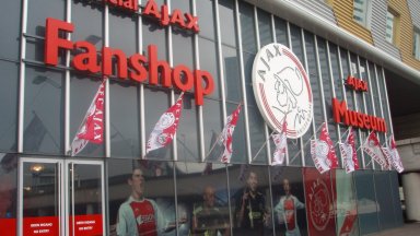 Ajax presenteert historisch uitshirt: direct debuut in voorronde Conference League