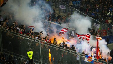 Ajax wint eerste duel onder Míchel moeiteloos en is al vrijwel zeker van volgende ronde