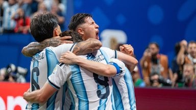 Argentinië overwint Engeland in spannende WK-halve finale en bereikt opnieuw de eindstrijd