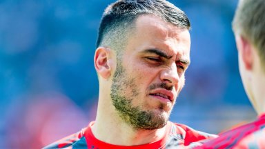 PSV onder druk: Filip Kostic overweegt tweejarig contract bij AEK Athene