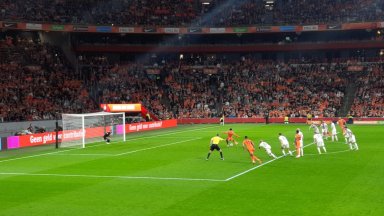 Gakpo redt Oranje met twee penalty's ondanks rode kaart Til en blessure Verbruggen