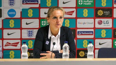 Johan Derksen fel tegen Sarina Wiegman als bondscoach van Oranje