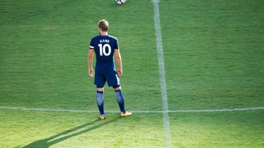 Kane bezorgt Engeland met late kopbal minimale oefenzege op Nieuw-Zeeland