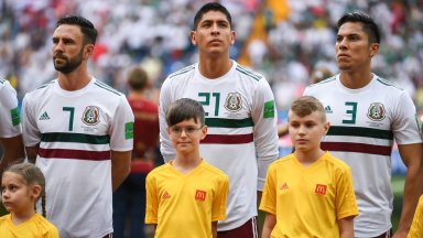 Mexico wint WK-opener van Zuid-Afrika ondanks drie rode kaarten
