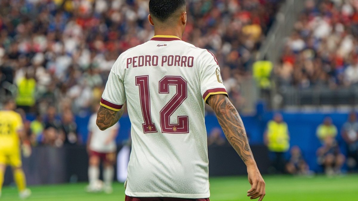 Pedro Porro viert succesvolle terugkeer bij Tottenham na wereldtitel met Spanje