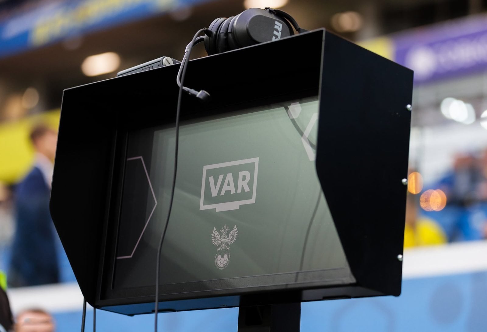 VAR-fouten dalen naar 21 gevallen: impact op eredivisie-weddenschappen