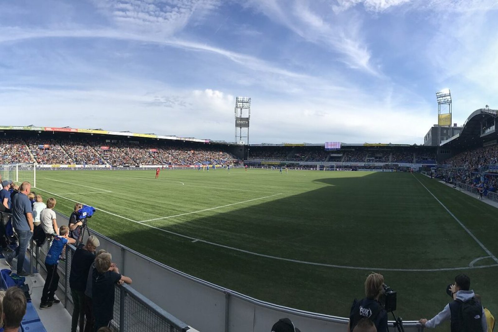 Ajax boekt na rode kaart PEC moeizame overwinning in Zwolle