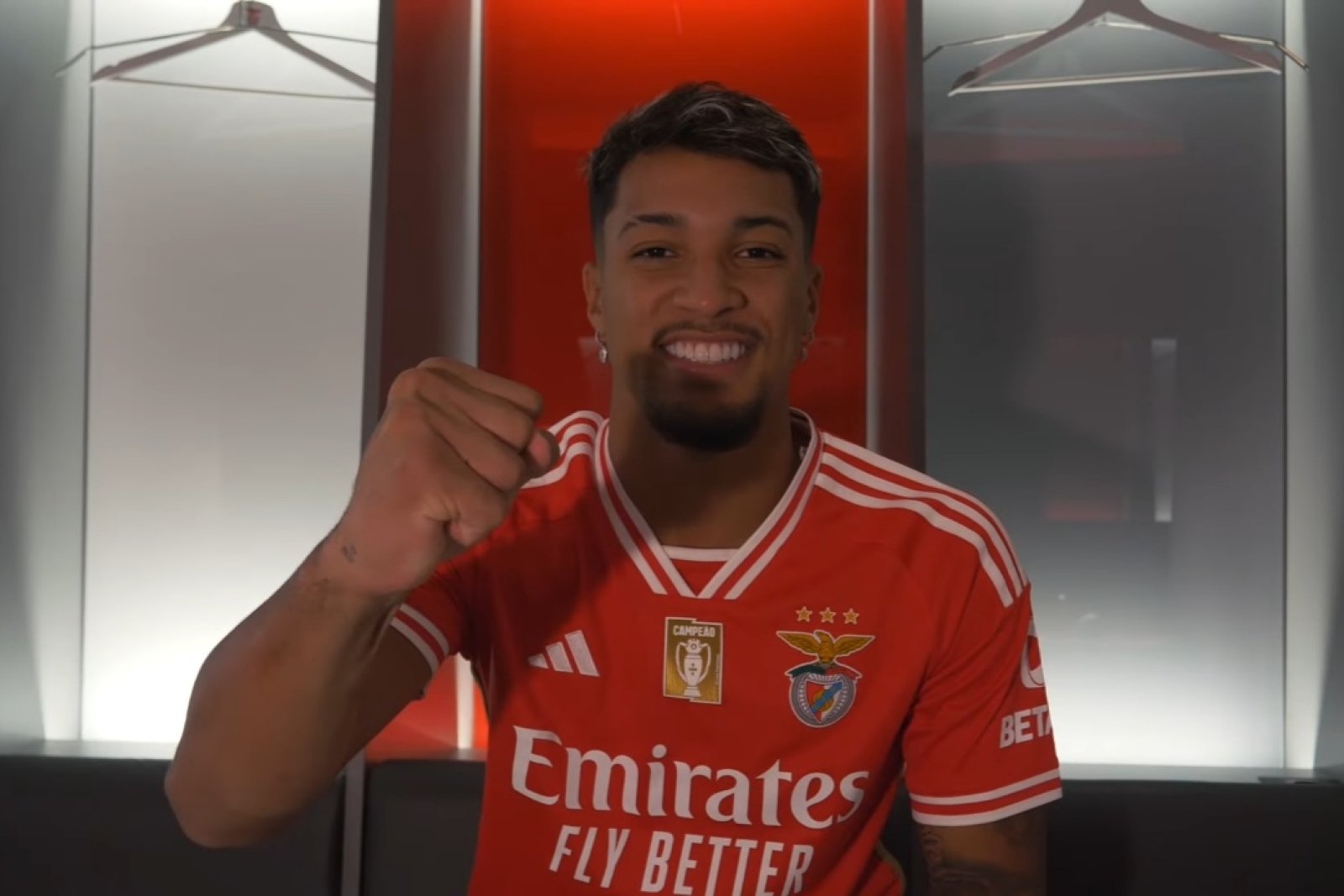 Presentatie Marcos Leonardo bij Ajax in de wachtkamer door visumprocedure