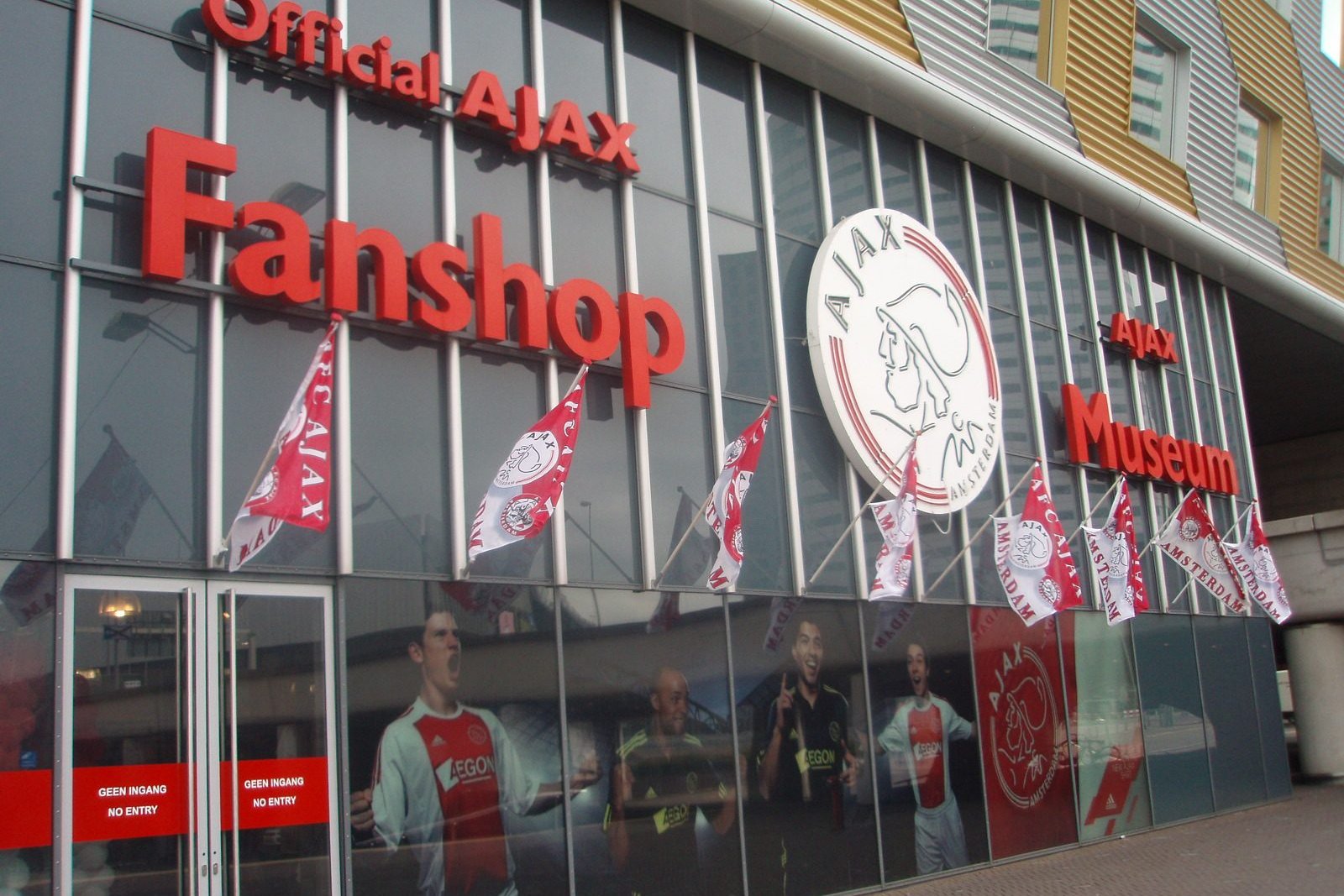 Ajax presenteert historisch uitshirt: direct debuut in voorronde Conference League