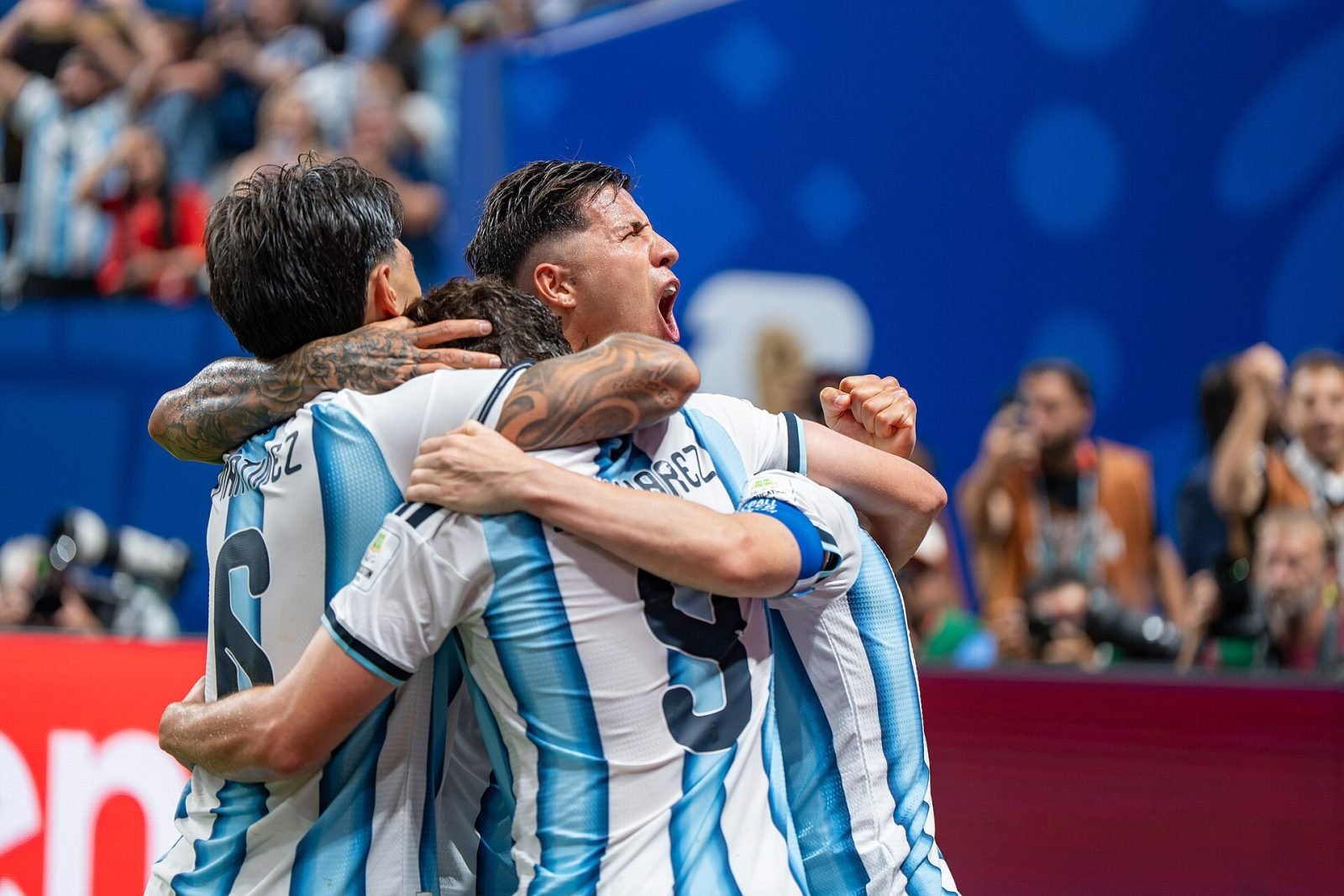 Argentinië overwint Engeland in spannende WK-halve finale en bereikt opnieuw de eindstrijd