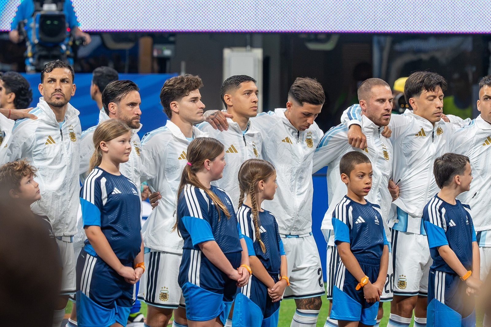 Argentinië na verlenging langs tien Zwitsers naar WK-halve finales