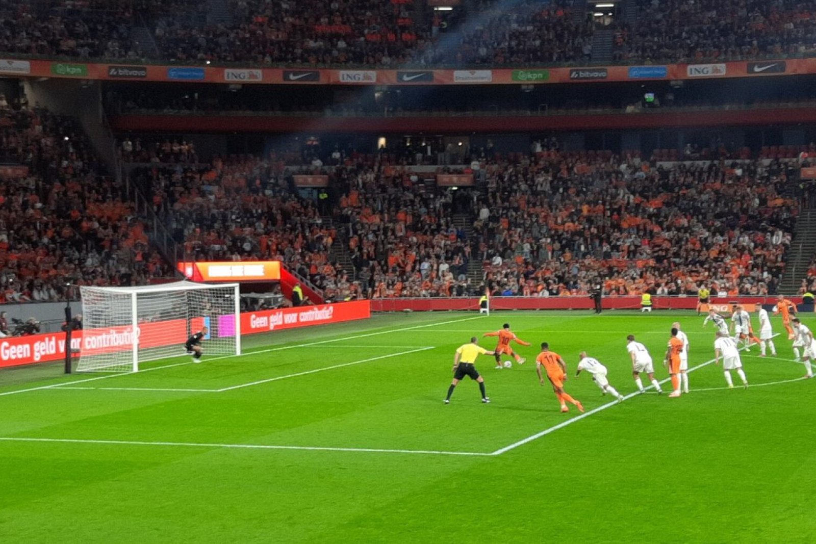 Gakpo redt Oranje met twee penalty's ondanks rode kaart Til en blessure Verbruggen