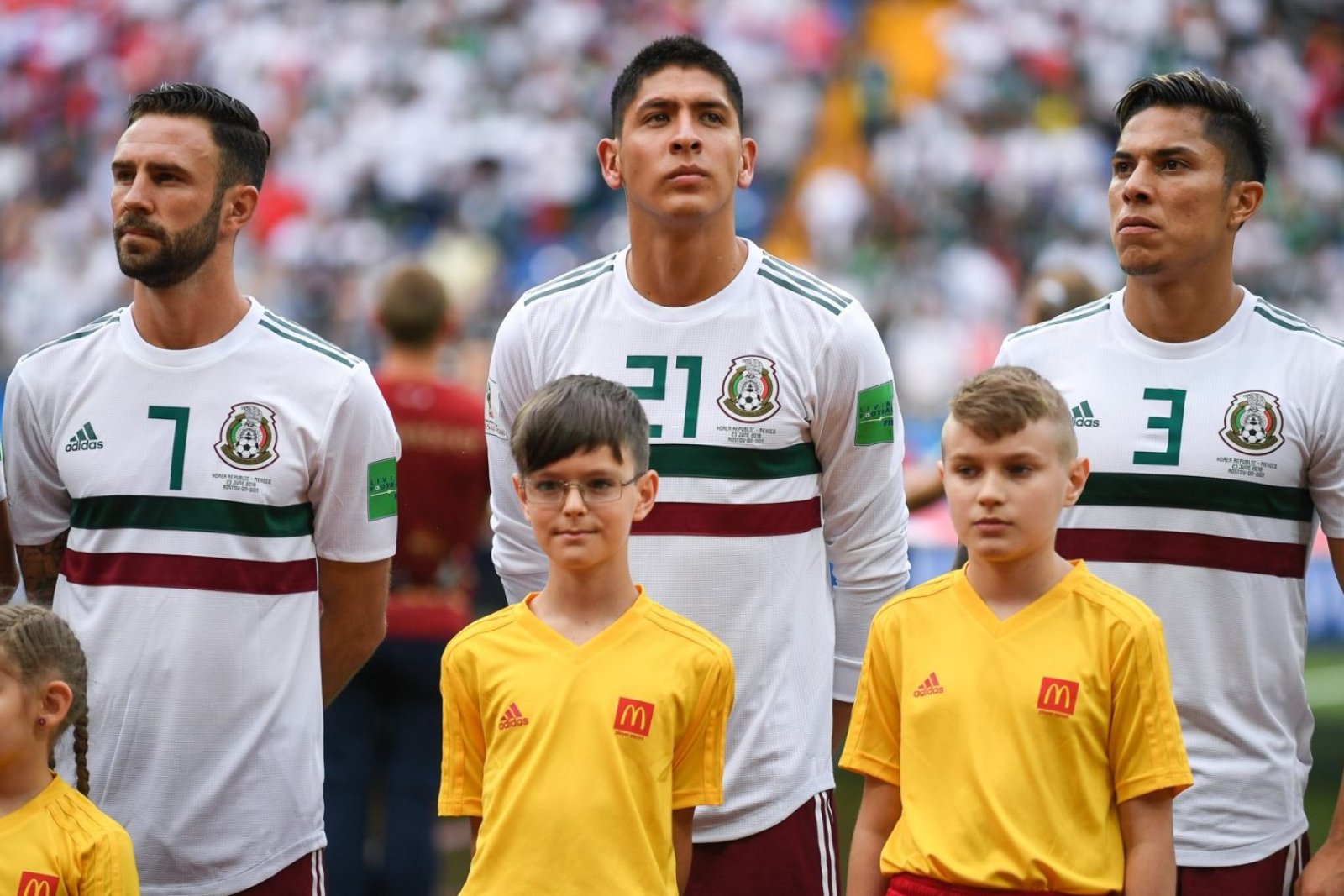 Mexico wint WK-opener van Zuid-Afrika ondanks drie rode kaarten