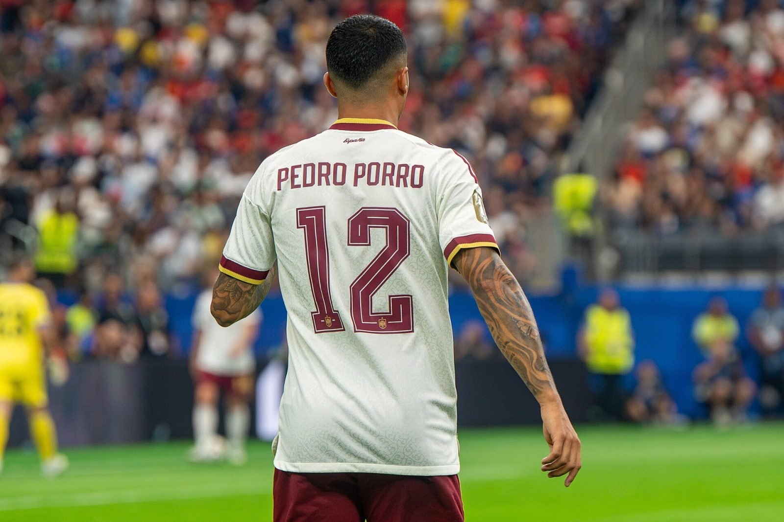 Pedro Porro viert succesvolle terugkeer bij Tottenham na wereldtitel met Spanje