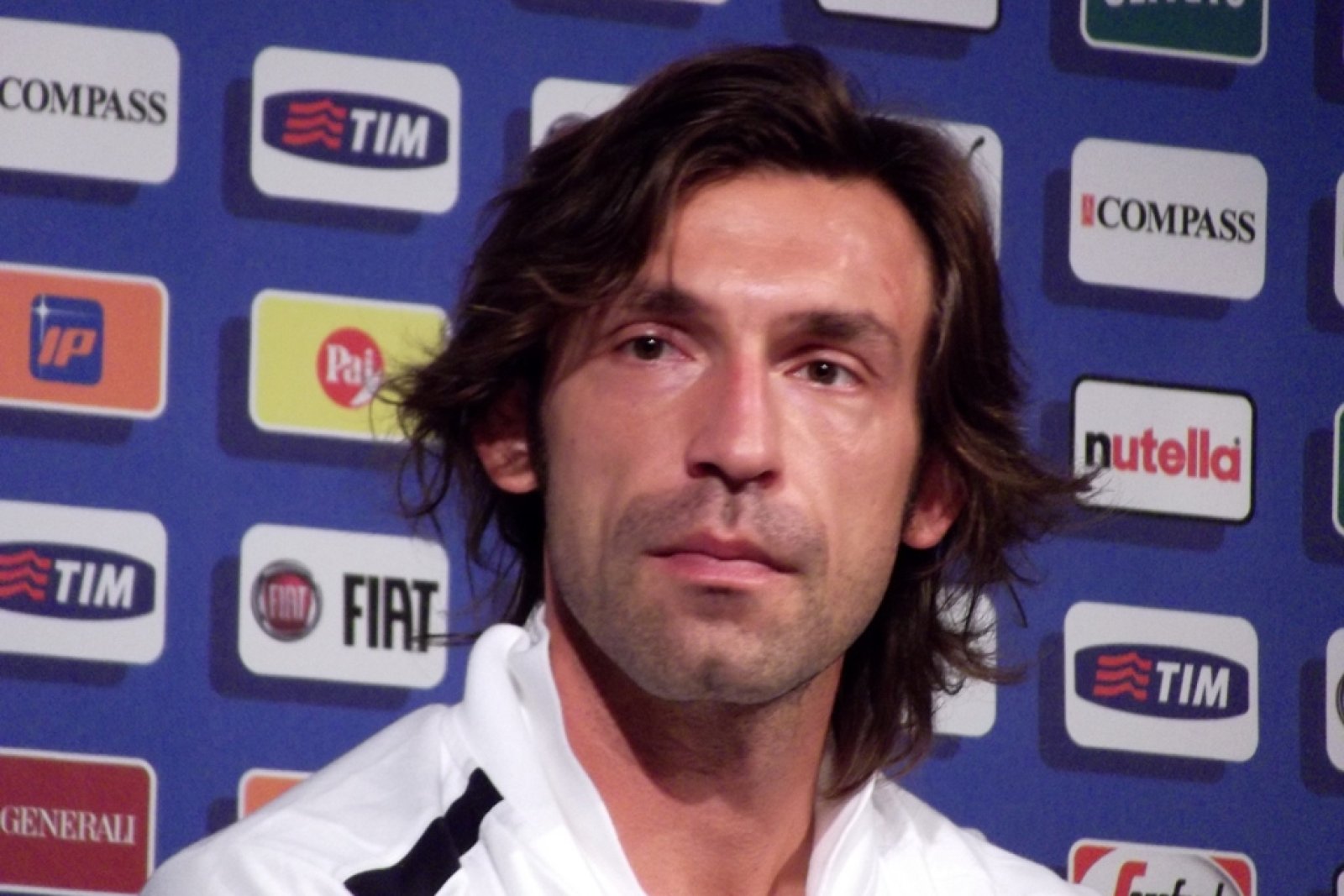 Russische affaire kost Pirlo baan en stort Italië in nieuwe chaos