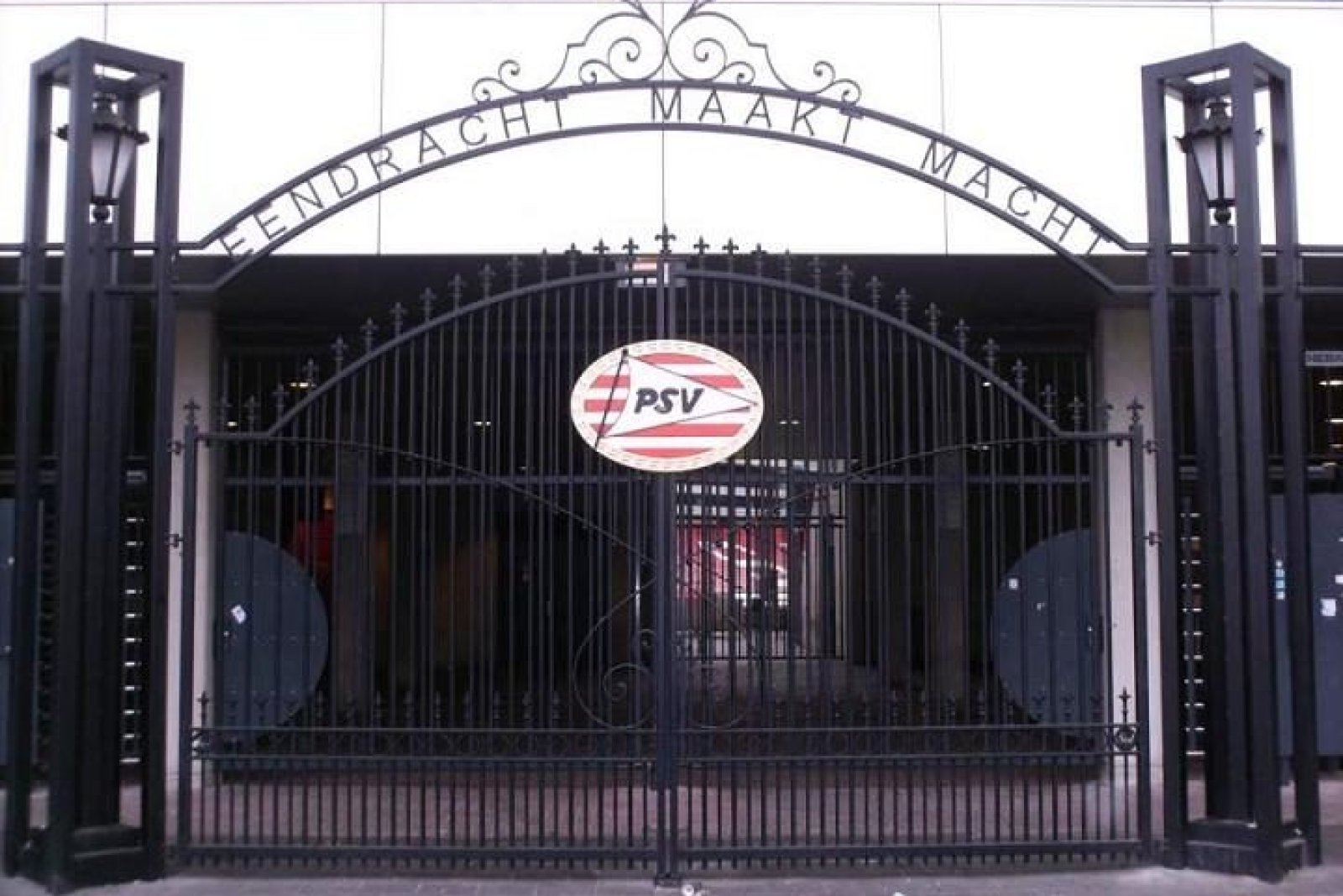 PSV laat verdedigers gaan: Obispo na twintig jaar weg en exit Nagalo