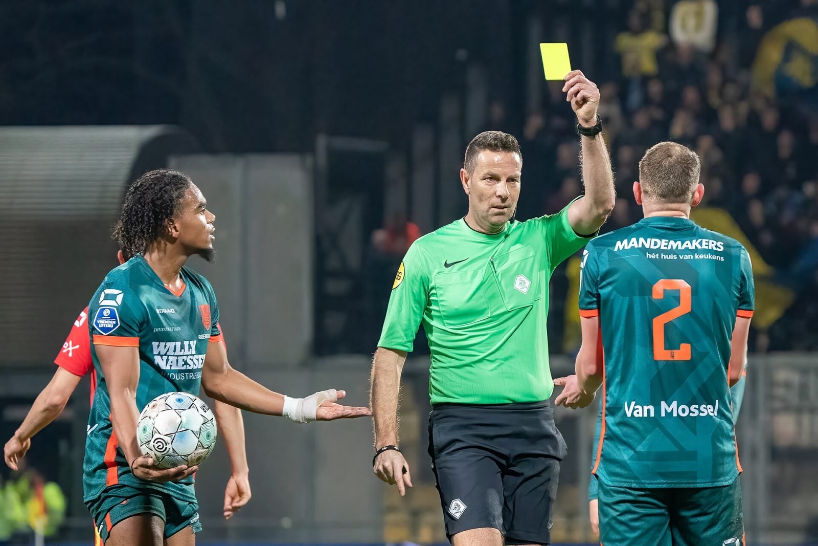 VAR Pol van Boekel opnieuw onder kritiek na controversieel duel in Champions League
