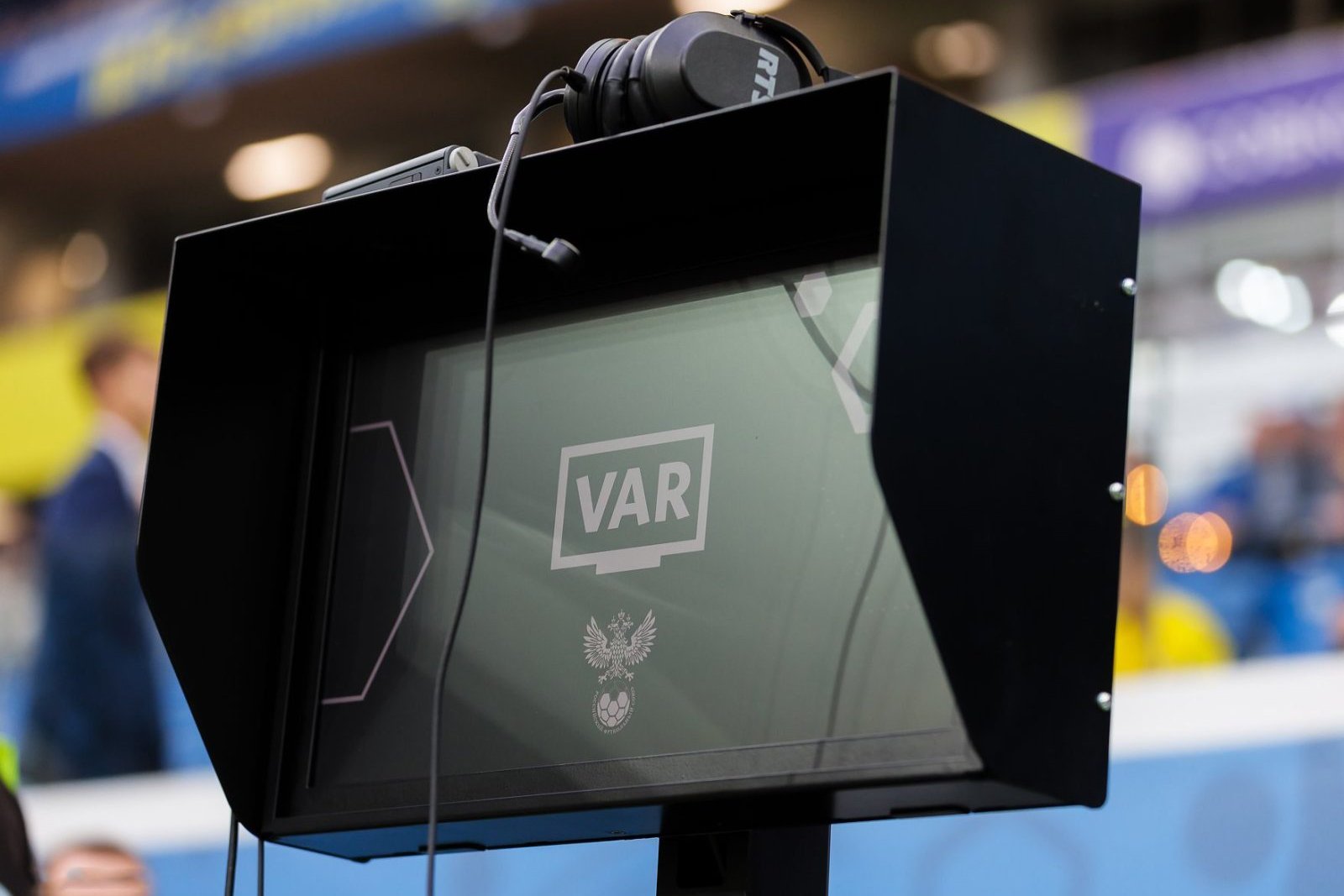 VAR-fouten dalen naar 21 gevallen: impact op eredivisie-weddenschappen