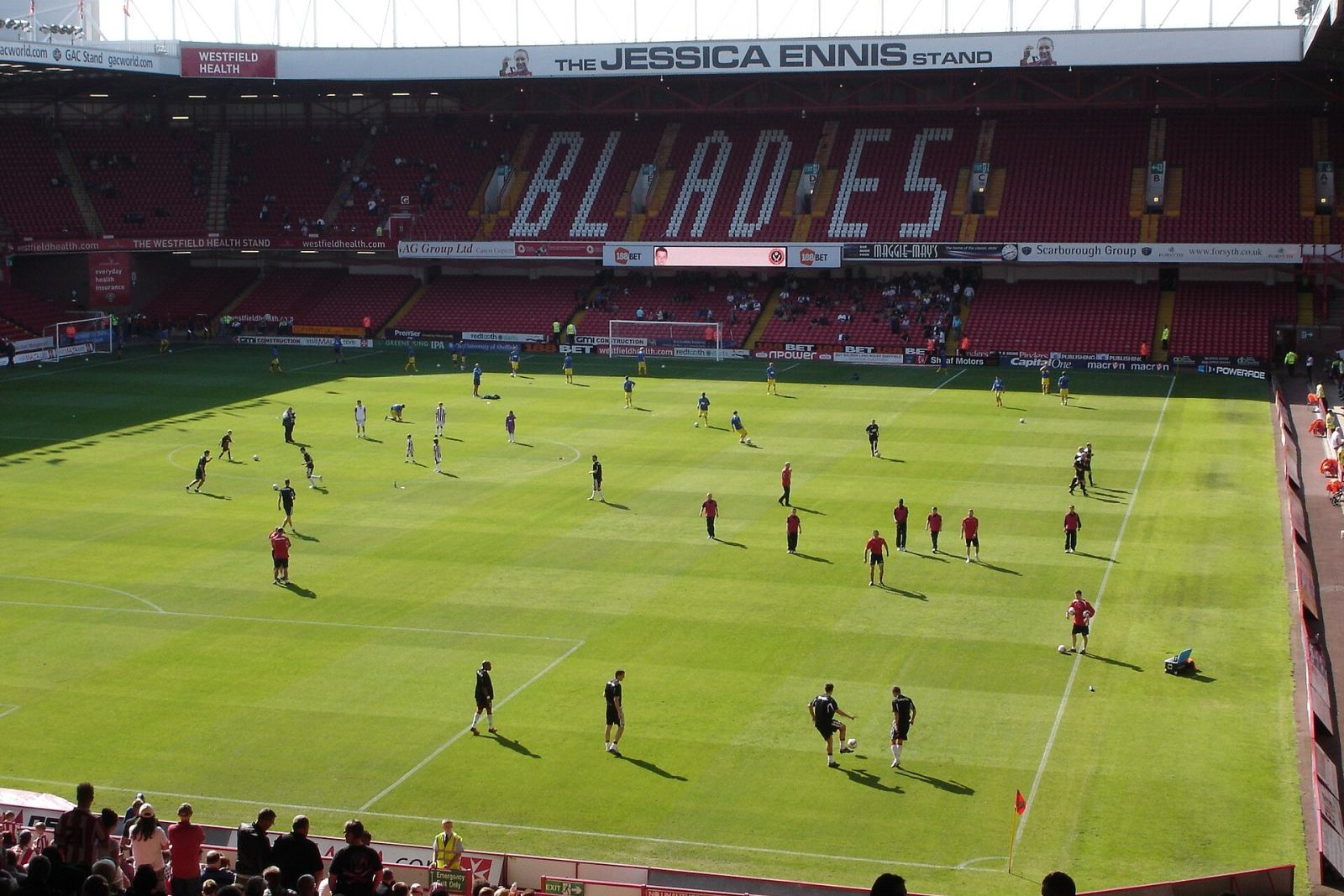 Vindingrijke fan Sheffield United kijkt wedstrijd vanuit geparkeerde bus